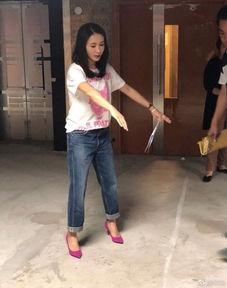 娱乐吃瓜酱衣服在线观看,揭秘明星衣橱,在线观看时尚盛宴 第2张 娱乐吃瓜酱衣服在线观看,揭秘明星衣橱,在线观看时尚盛宴 第2张